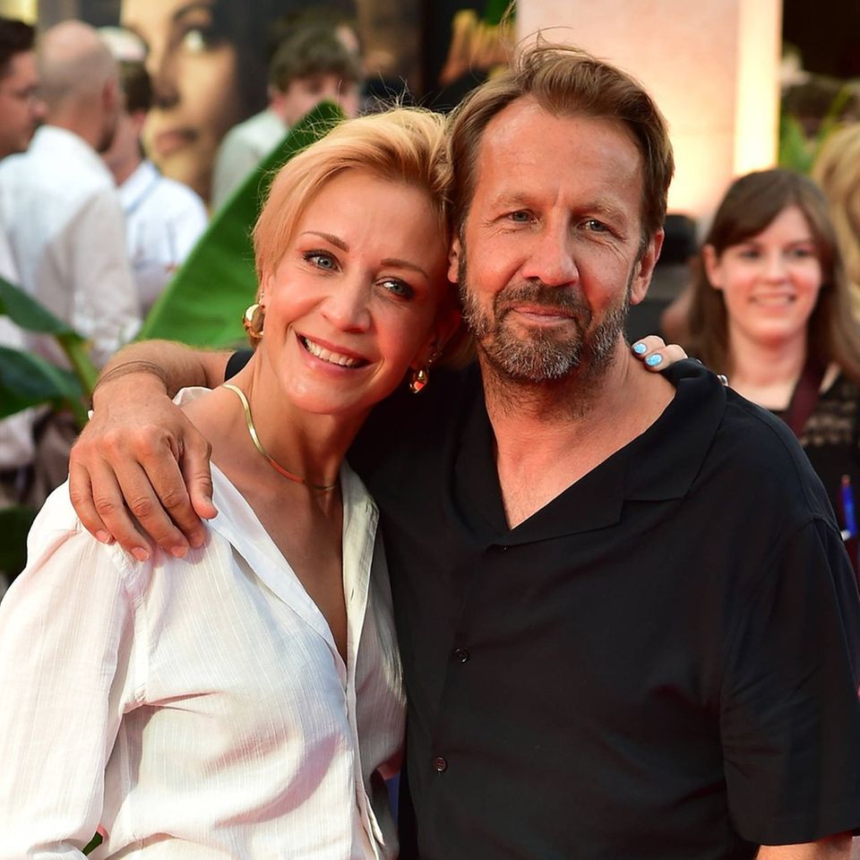 Annika Ernst zeigte sich mit Partner Robert Wagner bei der Deutschlandpremiere von "Indiana Jones und das Rad des Schicksals"