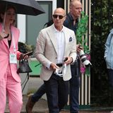 Schade, dass der Fotograf in Wimbledon fast nur Stanley Tucci im schicken zweifarbigen Anzug-Look im Fokus hat, links neben dem Schauspieler fällt nämlich seine Frau Felicity Blunt, die Schwester von Emily Blunt, im rosafarbenen Sommer-Look besonders schön auf. 