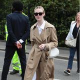 Elle Fanning hat sich für ihren Besuch in Wimbledon einen lässigen Sommer-Look in Weiß ausgesucht. Da das Wetter in London derzeit etwas unbeständig ist, kommt zum Schutz noch ein Trenchcoat darüber.