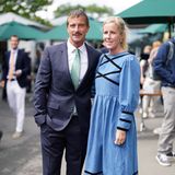 Der bekannte TV-Abenteurer Bear Grylls hat seine Outdoor-Kleidng gegen einen eleganten blauen Anzug mit türkisfarbener Krawatte getauscht und seine Frau Shara im Denim-Folklore-Look mitgenommen, um das Tennis-Event in Wimbledon zu besuchen.
