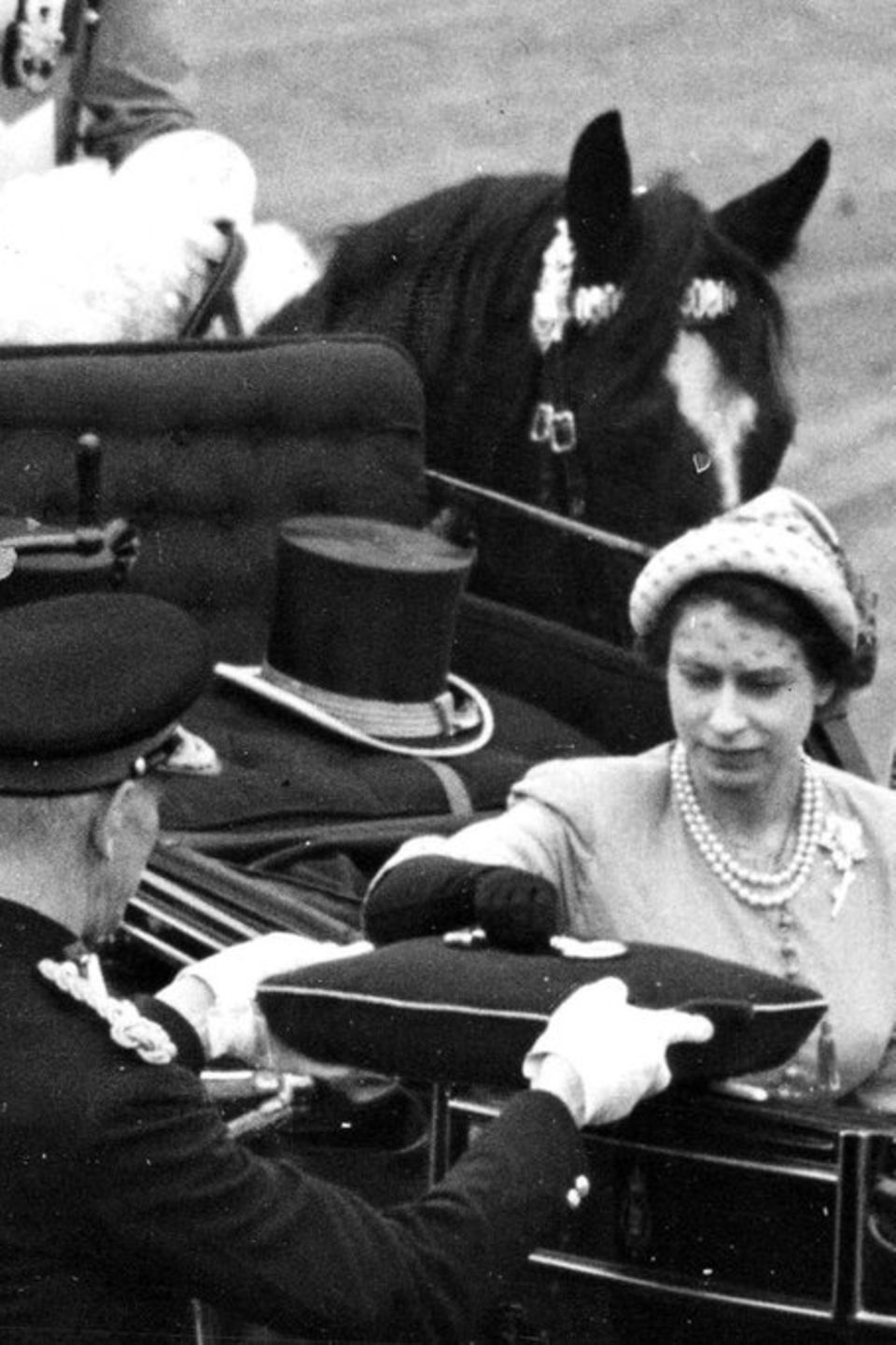 Queen Elizabeth II. und ihr Gatte Prinz Philip im Juni 1953 im Rahmen der Krönungsfeierlichkeiten im schottischen Edinburgh.