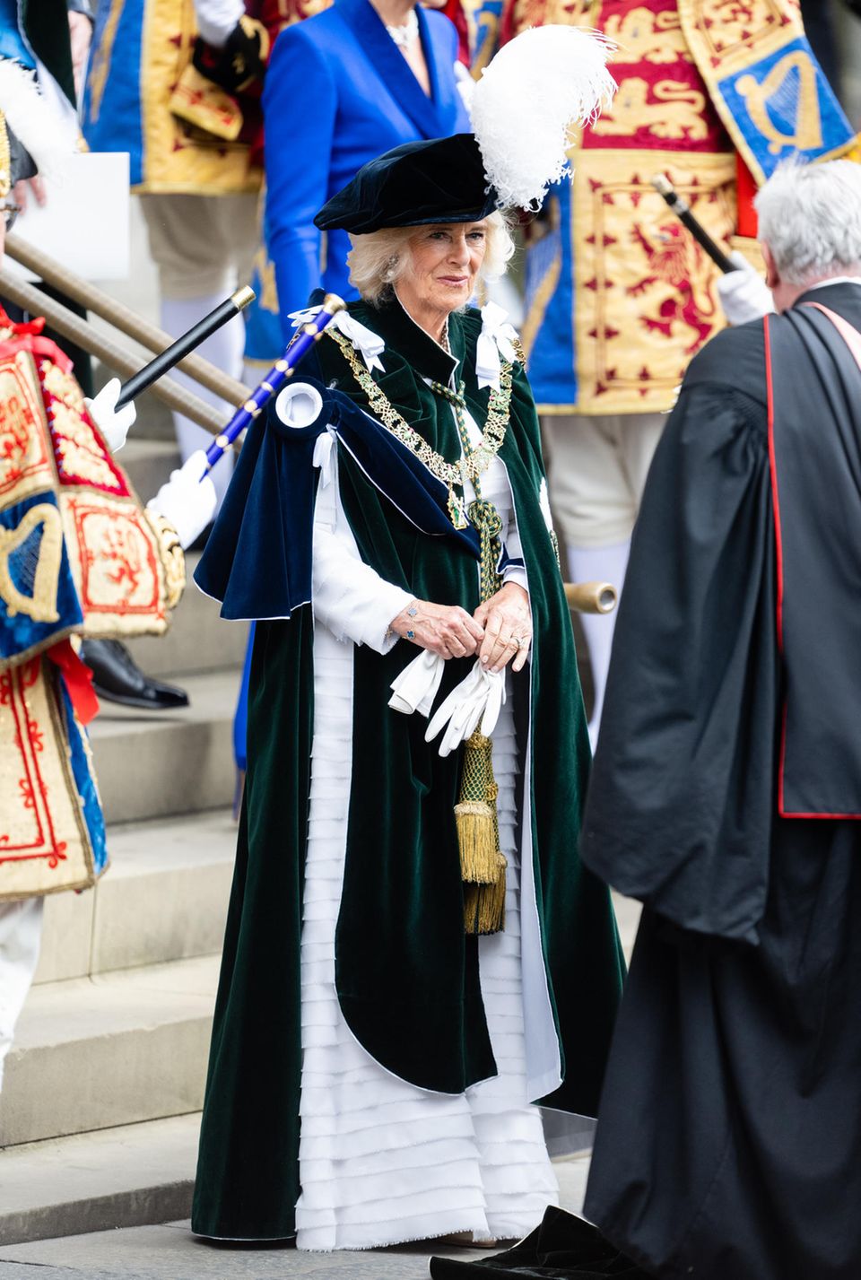 Am 16. Juni bekam Königin Camilla den Distelorden, bei der zweiten Krönung ihres Mannes zeigt sie sich erstmals in dessen Robe – und die gehörte zuvor Elizabeth II. 