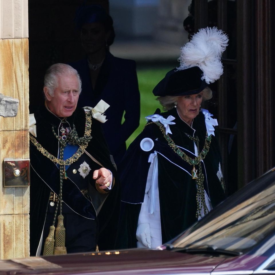 König Charles und Königin Camilla vor der St. Giles's Cathedral in Edinburgh am 5. Juli 2023