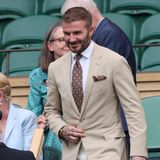 David Beckham ist bekannt für seinen guten Stil. Auch in Wimbledon enttäuscht er nicht mit cremefarbener Hose und sandfarbenem Sakko. Selbst die Krawatte und das Anstecktuch sind farblich passend ausgesucht. Hier ist ein wahrer Meister am Werk. 