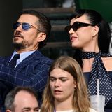 Katy Perry und Orlando Bloom haben sich für Wimbledon in Schale geworfen und sich farblich aufeinander abgestimmt. Beide setzen auf ein tiefes Blau, jedoch auf andere Muster. Das scheint auch dem prominenten Paar gut zu gefallen – mit einem Selfie wird alles für die Zukunft festgehalten. 