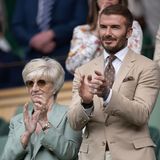 Auch David Beckhams Mutter ist beim Wimbledon-Turnier dabei und begeistert in einem stylischen Mintton. Hat sie sich etwa bei Catherine, Princess of Wales inspirieren lassen, die sich noch am Anfang der Woche mit einer ähnlichen Farbe gezeigt hat? Mint steht jedenfalls beiden sehr gut. 