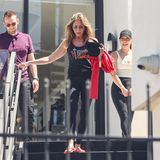 Sport spielt im Leben von Jennifer Aniston eine große Rolle. Kein Wunder also, dass Abschüsse die Schauspielerin beim Verlassen eines Pilates-Studios zeigen. Dabei fällt auf: Ihre Haare, für die sie schon seit Jahrzehnten gefeiert wird, fallen ihr voluminös über die Schulter, von Anstrengung keine Spur. Auch ihre stylische Sonnenbrille mit blauem Glas landet bei uns direkt auf der Wishlist. Doch das Foto verrät noch mehr, denn Aniston trägt ein Top mit der Aufschrift "Stand up to Cancer" und wirbt damit für das Wohltätigkeitsprojekt, das sich für die Krebsforschung einsetzt.