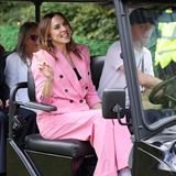 In einem pinkfarbenen Anzug und mit weißen Sneakern posiert Mel C lässig für die Fotograf:innen. Ihr Wimbledon-Look vereint gleich mehrere Stilrichtungen – und wir lieben es! 
