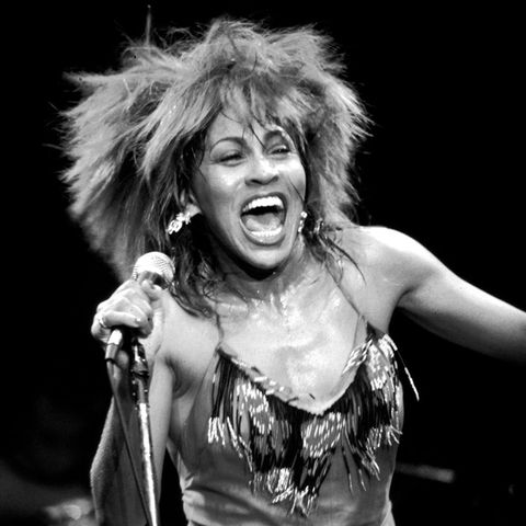24. Mai 2023: Tina Turner (83) Eine Musik-Ikone hat die Bühne verlassen: Tina Turner, eine der einflussreichsten und erfolgreichsten Sängerinnen aller Zeiten, stirbt im Alter von 83 Jahren in ihrer Wahlheimat Schweiz an den Folgen einer Krebserkrankung. In den 60er-Jahren singt sie an der Seite ihres damaligen Mannes Ike Turner in dem Soul-Duo Ike & Tina Turner. Doch die Ehe ist von Gewalt geprägt. Nach der Scheidung startet sie in den 80er-Jahren eine Solokarriere. Der Song "What's Love Got To Do With It" wird 1984 zu ihrem größten Hit und bringt ihr mehrere Grammy-Awards ein. 2013 heiratet Tina Turner den deutschen Musikmanager Erwin Bach, den sie bereits 1985 kennenlernte, und zieht mit ihm in die Schweiz. In den letzten Jahren leidet sie an gesundheitlichen Problemen, erkrankt an Darmkrebs, hat einen Schlaganfall. Ihr Mann spendet ihr eine Niere.