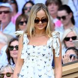 Was für ein bezaubernder Look! Lady Amelia Windsor besucht den fünften Tag des Tennisturniers in London und wählt für diesen Anlass ein elegantes weißes Kleid mit aufgedruckten Schmetterlingen und Schleifen-Trägern. 