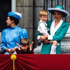 Bei der Trooping the Colour Zeremonie im Jahr 1988 hat Prinzessin Diana sich in einem extravaganten Blazer mit passendem Hut gezeigt. Das weiß abgesetzte Revers bildet einen schönen Kontrast zum dunklen Grünton ihres Kostüms. Zwar tragen Kate und Diana nicht den gleichen Farbton, der Stil ist jedoch verdächtig ähnlich. 