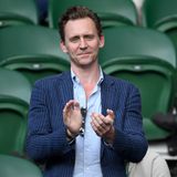 Tim Hiddleston scheint ebenfalls ein Tennis-Fan zu sein. In Wimbledon zeigt er sich im blauen Anzug, aufgeknöpftem Hemd und Sonnenbrille von seiner lässigen Seite. 