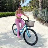 Kim Kardashian hält sich auch im Urlaub fit, mit ihrem hellblauen Drahtesel macht sie im pinkfarbenen Barbie-Outfit eine Fahrradtour durch ihr Urlaubsparadies unter Palmen.