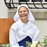 Für das schöne Event in der Sommerresidenz der Königsfamilie in Borgholm haben sich Victoria und ihre Mutter auch richtig in Schale geworfen, sie tragen die Tracht der Insel an der südöstlichen Küste Schwedens. Und die Kronprinzessin verschönert den traditionellen Look noch mit einem bezaubernden Lachen im Gesicht.