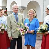7. Juli 2023  Gute Stimmung auf Schloss Solliden: König Carl Gustaf, Königin Silvia und Prinzessin Victoria freuen sich, Bitte Börjesson den Titel "Öländer des Jahres" ("Årets ölänning") für ihr jahrzehntelanges Engagement im Jugendsport verleihen zu können. 