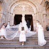 Nicht nur der zarte Brautlook von Pélagie sorgt für Staunen, besonders der lange, transparente Schleier mit filigranem Spitzensaum beeindruckt die vielen Hochzeitsgäste. Ganz vorsichtig tragen die Blumenmädchen diesen hier die Stufen der Saint-Lazare-Kathedrale von Autun hoch. 