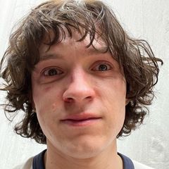 Blaues Auge, Tränen in den Augen – Tom Holland erschreckt seine Fans mit seinem neusten Bild auf Instagram. Doch Entwarnung: Bei dem Schnappschuss handelt es sich um seinen Film-Charakter Danny Sullivan aus der Serie "The Crowded Room". 