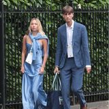 Nein, Lila Moss ist mit ihrem Freund Yoni Helbitz nicht gerade auf dem Weg zu einer Hochzeit, im eleganten, blauen Look geht es zum Wimbledon Turnier – und da sind sie in stylischer Gesellschaft. 