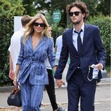 Spiel, Satz, Sieg: Sienna Miller und Oli Green wollen sich ebenfalls das Wimbledon-Turnier ansehen und werden dabei zum Hingucker-Paar. Die Schauspielerin beweist wieder einmal ihr gutes Händchen für zeitlose, elegante Looks und kommt in einem Leinenanzug von Ralph Lauren  zum beliebten Sport-Event. Dazu noch Korbtasche und Sonnenbrille – cooler geht es fast nicht. 