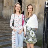 Auch Prinzessin Leopoldine von Liechtenstein und Prinzessin Maria-Immaculata von Liechtenstein wohnen der Trauung in Autun bei. Beide entscheiden sich für diesen Anlass für Outfits mit knalligen Prints und lassen die Pastelltöne im Schrank hängen. 