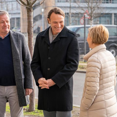 "In aller Freundschaft": Martin (Mitte) begegnet Roland und Kathrin
