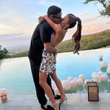 Anna und Robert Lewandowski feiern eine Italo-Disco-Party mit Freunden, wie das Paar auf Instagram verrät. Da wird nicht nur wild getanzt, sondern auch geküsst. So viel "Amore" gefällt uns. 
