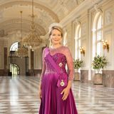 In ihrer eleganten Robe posiert Königin Mathilde für die offiziellen Fotos zum Thronjubiläum. 
