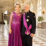 12. Juli 2023  Anlässlich des 10. Thronjubiläums teilt der belgische Palast neue Fotos von Königin Mathilde und König Philippe. Seite an Seite lächelt das Königspaar vor strahlender Palastkulisse in die Kamera. 