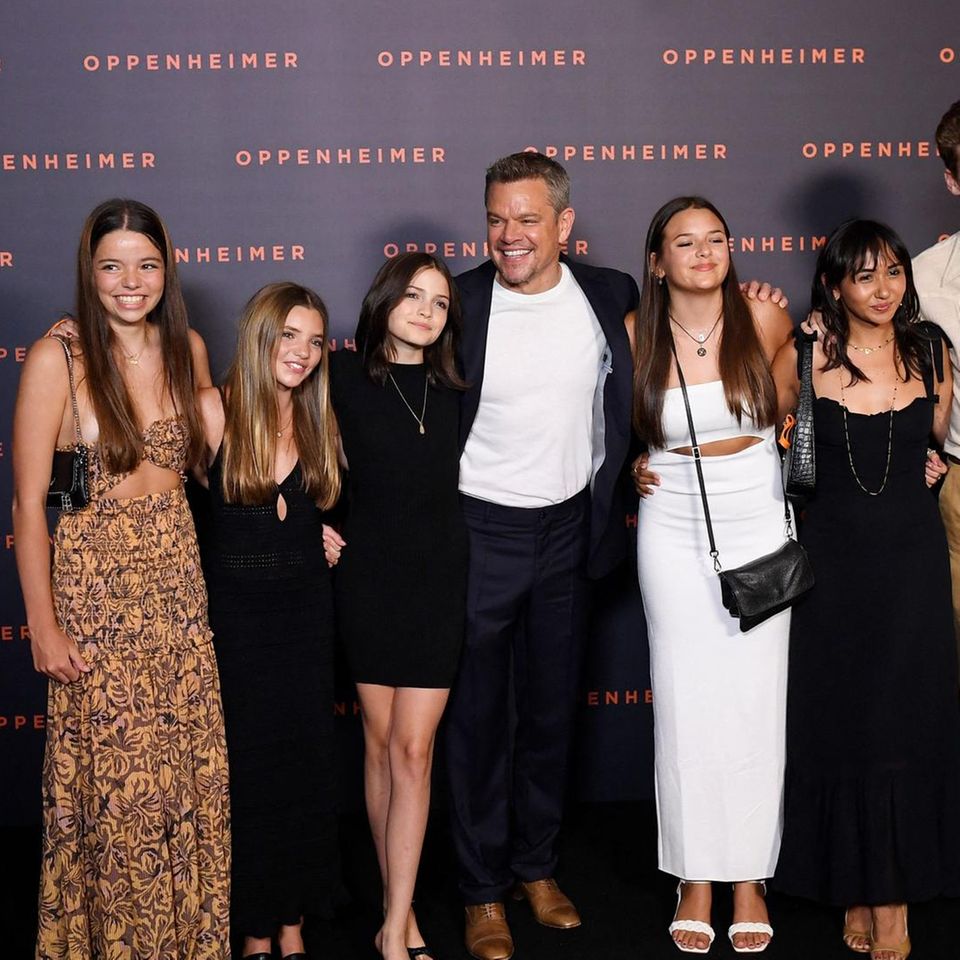 Matt Damon zeigt sich bei der "Oppenheimer"-Premiere mit seinen Töchtern Stella (links von ihm), Gia (rechts von ihm) sowie Stieftochter Alexia (ganz rechts).