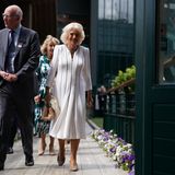 Neben Zara und Mike zeigt sich auch Königin Camilla als Mitglied der britischen Königsfamilie bei Wimbledon. Sie setzt auf ein weißes Midi-Kleid mit aufgesetzten Abnähern. Ein weiteres Highlight des Kleides: der Reißverschluss am Dekolleté ihres Kleides. 