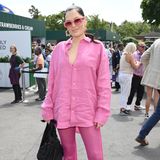 Komplett in Pink schaut sich auch Sängerin Jessi J eines der heiß begehrten Tennis-Matches in Wimbledon an. Sie kombiniert eine durchsichtige Stoffhose zu einem Oversized-Hemd aus Leinen. 