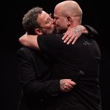 Zum Schluss der Show gibt Designer Marcel Ostertag seinem Mann Markus einen dicken Kuss vor Publikum – wie süß! 