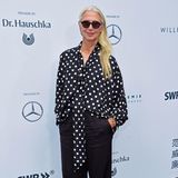 Die ehemalige "Vogue Germany"-Chefredakteurin Christiane Arp ist nach wie vor gern gesehen auf der Berlin Fashion Week. In lässiger Oversize-Bluse mit Punkten besucht sie die "William Fan – In Between"-Filmpremiere. 