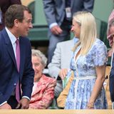 Auch Lindsay Wallace und ihr Partner Peter Phillips sind gern gesehene Gäste bei Wimbledon. Lindsay wählt für den Anlass ein hellblaues Kleid mit Blumen-Muster und durchgehender Knopfleiste in Weiß. Ein Schnäppchen ist das Kleid von Suzannah London mit seinen 2300 Euro allerdings nicht. 