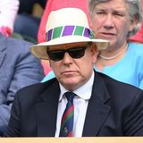 Gut getarnt mit dunkler Sonnenbrille und einem Basthut mit breiter Krempe und bunter Streifen-Banderole sitzt Fürst Albert in der Zuschauer-Tribüne. Ob er in Wimbledon wirklich Freude hat? Sein Gesichtsausdruck lässt sich nur schwierig lesen...