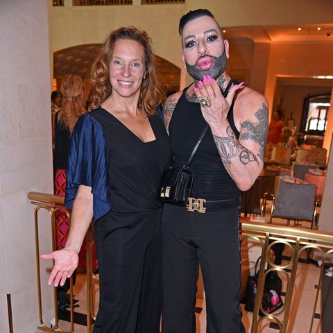 Designerin Anja Gockel und Harald Glööckler lassen sich das gemeinsame Foto vor der Fashion Show von Anja Gockel im Hotel Adlon nicht nehmen.