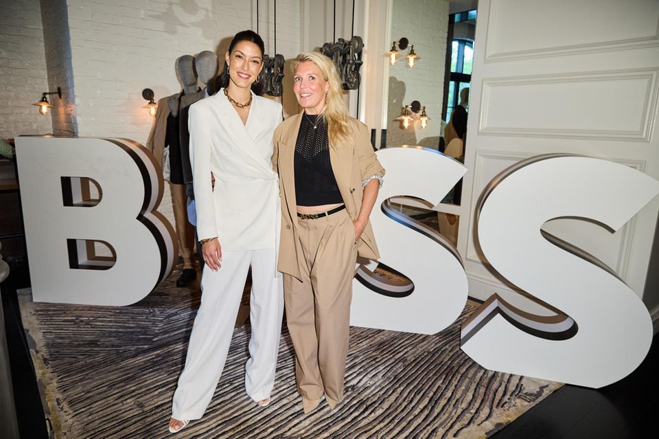 Während der Berliner Modewoche laden Boss und GALA zum Fashion Lunch im Hotel Zoo ein. Rebecca Mir und Astrid Bleeker (Ad Alliance) geben im weißen und beigen Hosenanzug ein perfektes Paar ab.