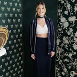Die "The Bold Type"-Schauspielerin Meghann Fahy ist den weiten Weg aus den USA angereist, um sich das Tennis-Match in Wimbledon anzusehen. Dafür wählt Meghann einen Pencilskirt in Schwarz, ein weißes Crop-Top und ein gestreiftes Hemd. Sandalen mit Blockabsatz runden ihren Look von Ralph Lauren ab. 
