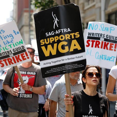 Streikende Mitglieder der SAG-AFTRA und der WGA in New York.
