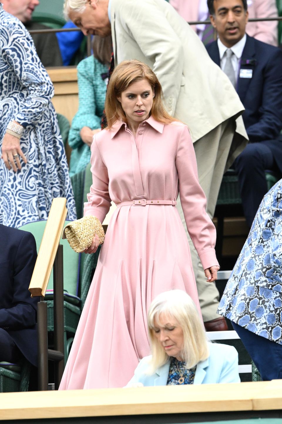 Wie ein zuckersüßes rosa Wölkchen nimmt Prinzessin Beatrice im Marione-Dress von Emilia Wickstead am Halbfinale des Damen-Doppel in Wimbledon teil. Zum 1.300-Euro-Kleid kombiniert die 34-Jährige eine Clutch aus Bast. Wenig später wird auch die Stimmung der Prinzessin dem Outfit entsprechend: Als Beatrice in den Royal Box auf Ehemann Edoardo Mapelli Mozzi trifft, stiehlt sich sogar ein Lächeln auf die Lippen der Prinzessin.