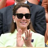 Nicht nur ihr limettengrünes Bouclé-Chiffon-Kleid von Self-Portrait ist neu in Catherines Kleiderschrank eingezogen. Beim Damen-Finale in Wimbledon präsentiert die Dreifach-Mama auch ihre neue schwarze Sonnenbrille. Das Modell stammt von Victoria Beckham und kostet etwa 205 Euro. 