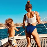 15. Juli 2023  Annemarie Carpendale und Sohn Mads tanzen bei ihrem Bootsausflug der Sonne entgegen. Die Familie urlaubt derzeit auf den Balearen und genießt hier sichtlich die warmen Sommertage.  
