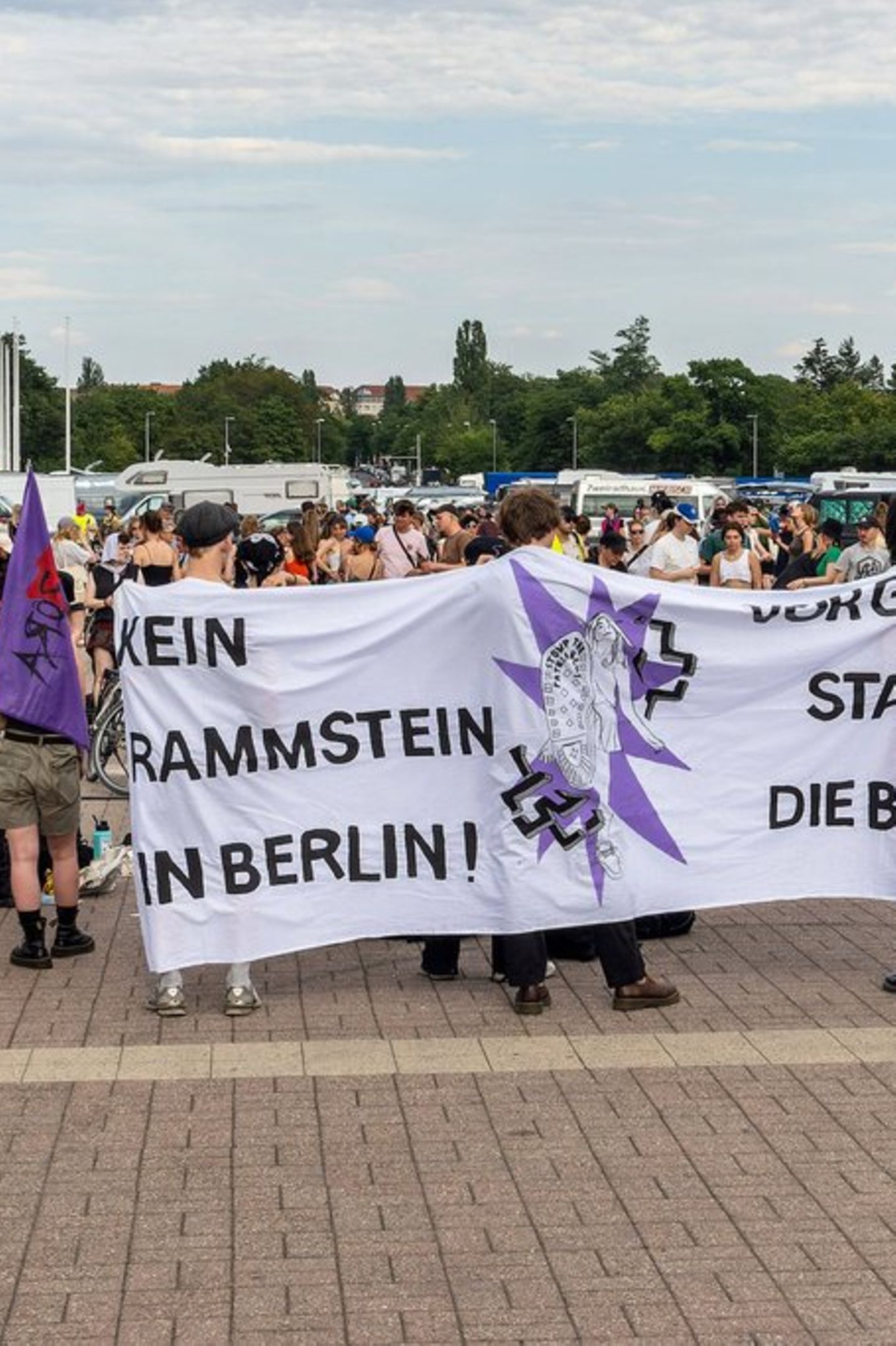 Rammstein-Konzert in Berlin: Protestierende vor dem Olympiastadion