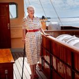 15. Juli 2023  Am Samstag teilt der dänische Palast neue Fotos von Königin Margrethe an Bord der königlichen Jacht Dannebrog. Mitte Juli wird Königin Margrethe die am längsten regierende Monarchin in der dänischen Geschichte sein. Sie übernahm den Thron am 14. Januar 1972 von ihrem Vater Frederik IX.