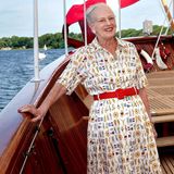 Gut gelaunt zeigt sich Königin Margrethe an diesem schönen Sommertag an Deck der Königsjacht. 