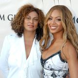 2003 begleitet Tina Knowles ihre Tochter Beyoncé zu einem Red-Carpet-Event in Las Vegas. Die damals 49-Jährige trägt ein weißes Ensemble und nur wenig Make-up. 