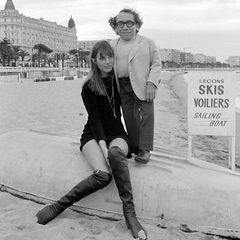 1969 posiert Jane Birkin zusammen mit dem amerikanischen Schauspieler Michael Dunn am Strand von Cannes. 