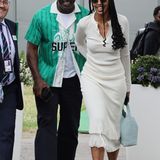 Idris Elba und seine Frau Sabrina Dhowre Elba sind schon in heller Vorfreude, als sie das Gelände in Wimbledon betreten. Für den letzten Tag des Sportevents wählt Sabrina ein Komplett-Look in Cremeweiß mit hellgrünen Schuhen und einer hellblauen Tasche mit Flechtmuster. 