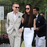 Designerin Vera Wang lässt sich das Finale in Wimbledon nicht entgehen, sie wählt für den besonderen Anlass einen weißen Rock im Mermaid-Stil, ein schwarzes Oberteil und eine große Sonnenbrille, ebenfalls in Schwarz. 