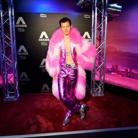 Harry Styles kann die Berliner Fans jetzt jeden Tag verzaubern. Zumindest als Wachsfigur. Die wurde nämlich gerade in Madame Tussauds Wachsfigurenkabinett in Berlin enthüllt. Und mit dem pinkfarbenen Outfit haben "Harrys" Stylisten sogar voll den Barbiecore-Trend getroffen.